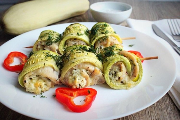 Рулетики из кабачков с курицей в духовке