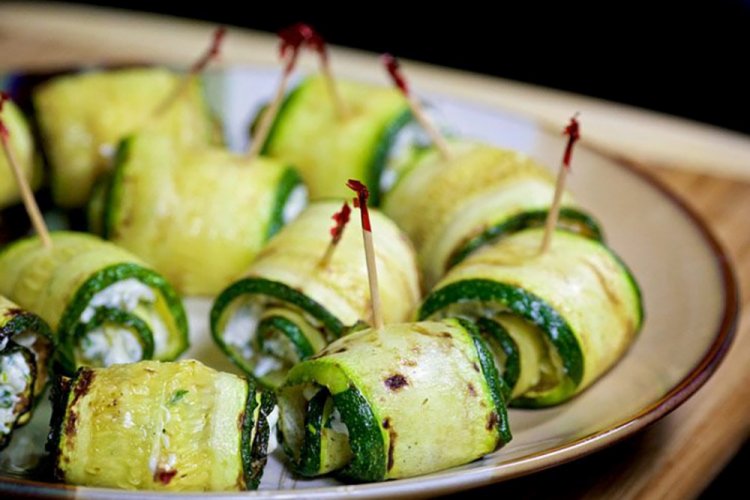 Рулетики из кабачков с творогом и вялеными помидорами