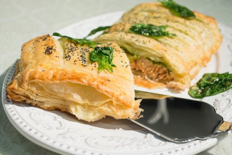 Форель в слоеном тесте