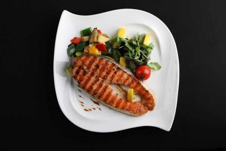 Форель с овощами на сковороде