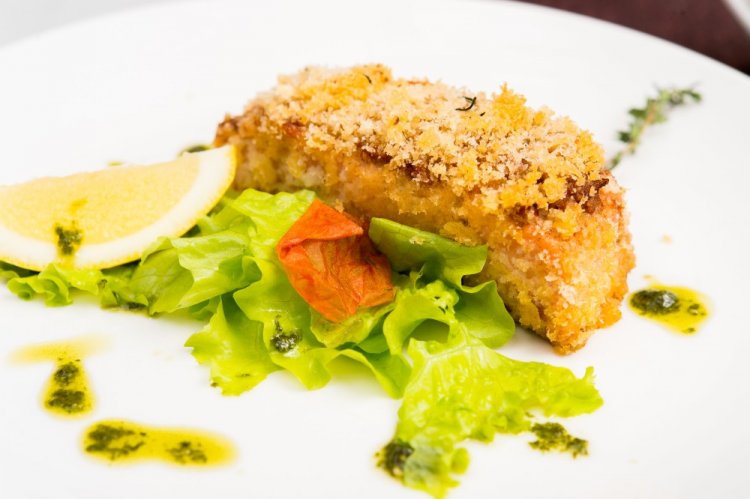 Форель в ореховой панировке