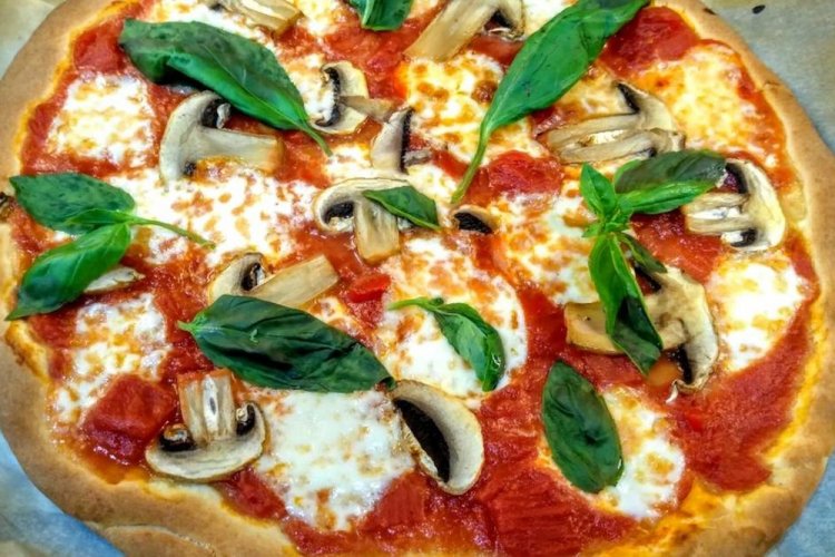 Пицца Маргарита с грибами