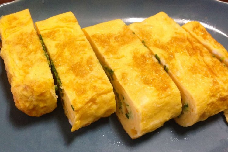 Тамагояки с кукурузой и зеленым горошком