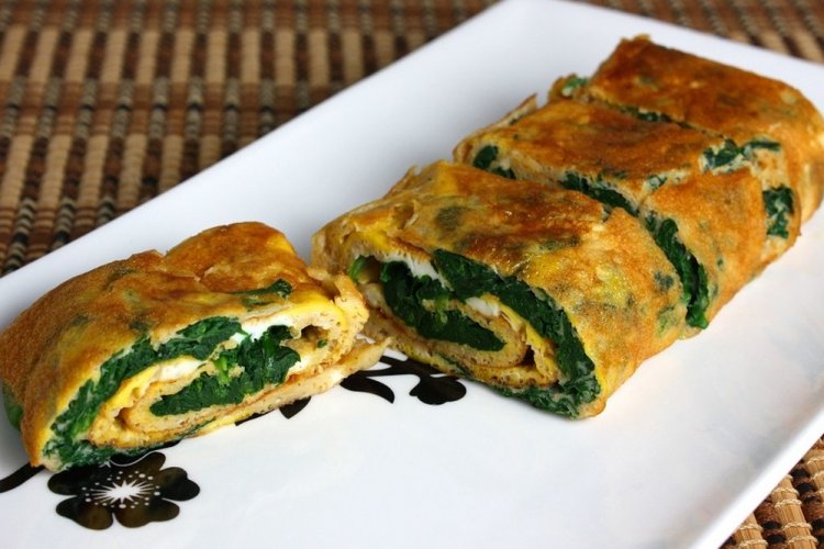 Японский омлет Тамагояки со шпинатом