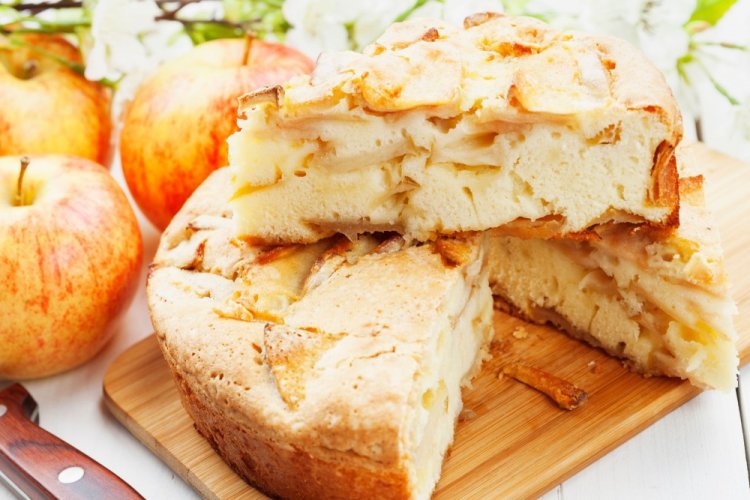 Шарлотка с яблоками на йогурте