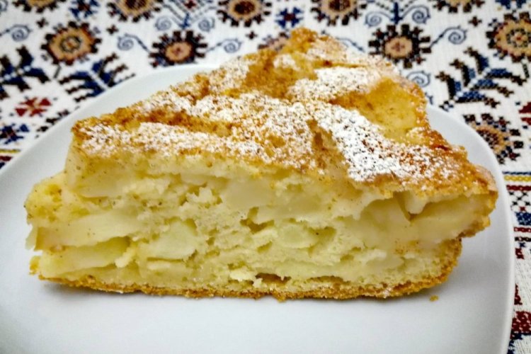 Шарлотка с яблоками и манкой