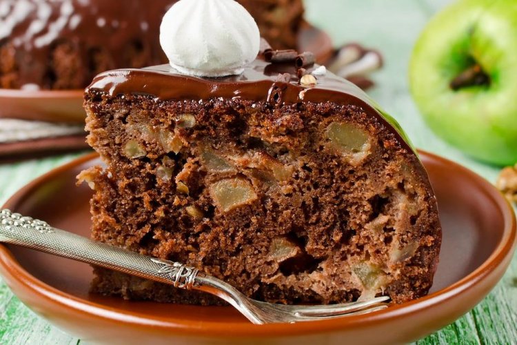 Шоколадная шарлотка с яблоками