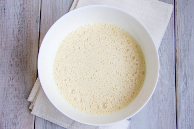 Классическая шарлотка с яблоками