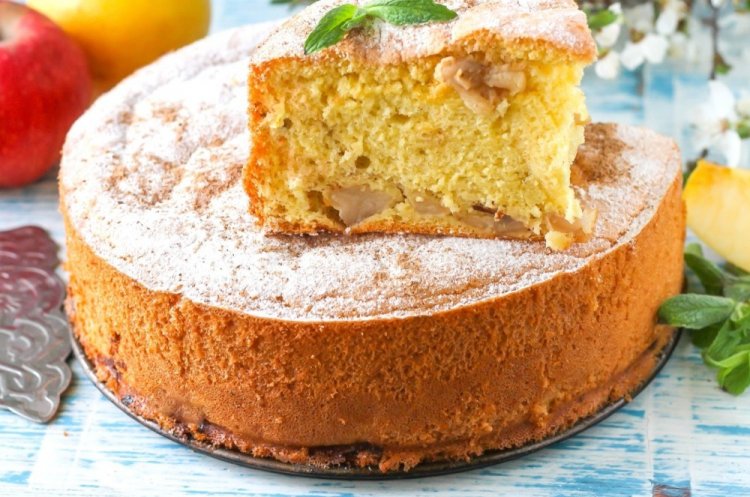 Шарлотка с яблоками и медом