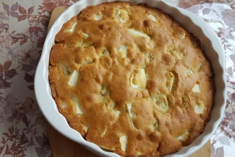 Шарлотка с яблоками и бананом