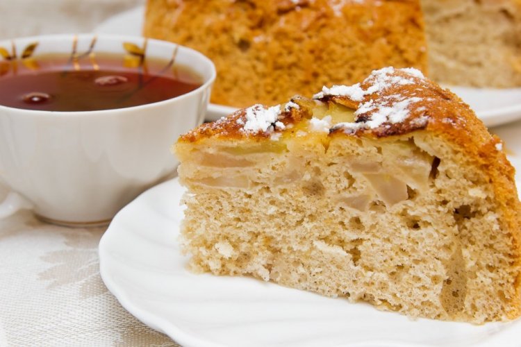 Постная шарлотка с яблоками