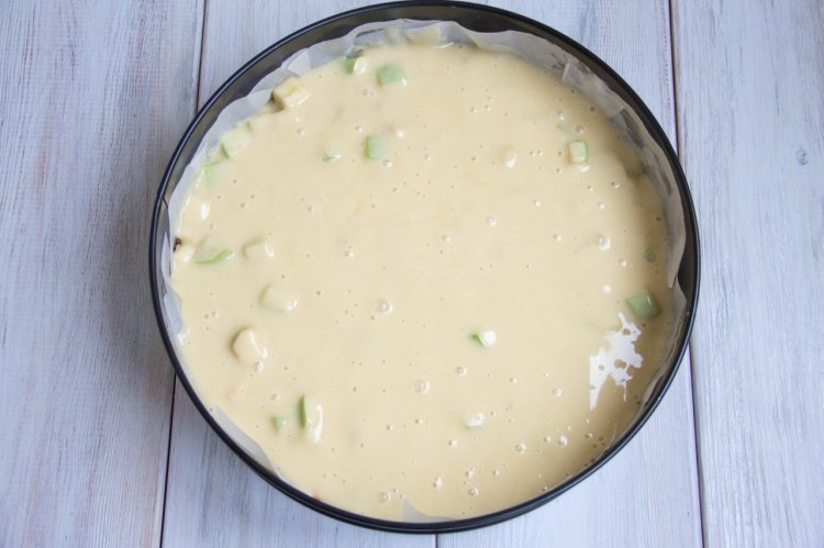 Классическая шарлотка с яблоками