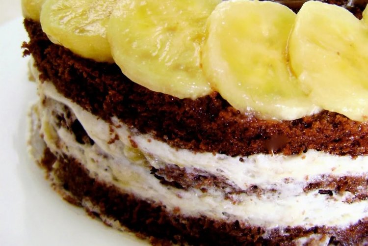 Шоколадный торт с бананами