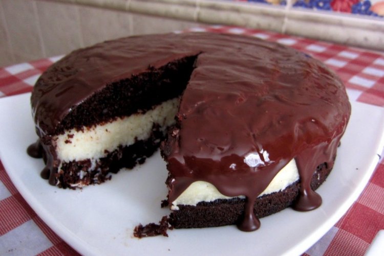 Шоколадный торт с кокосовой начинкой