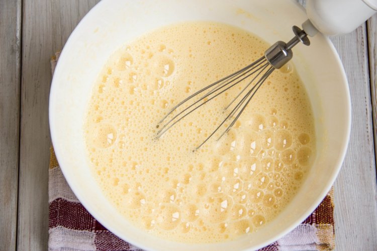 Шоколадный торт со сливочным кремом в шоколадной глазури