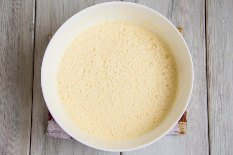 Шоколадный торт со сливочным кремом в шоколадной глазури