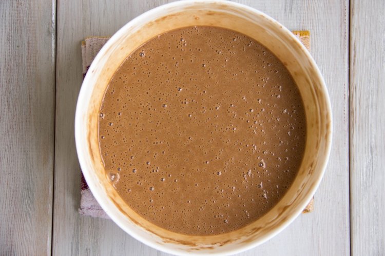 Шоколадный торт со сливочным кремом в шоколадной глазури