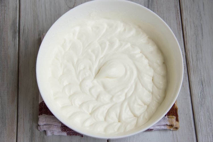 Шоколадный торт со сливочным кремом в шоколадной глазури