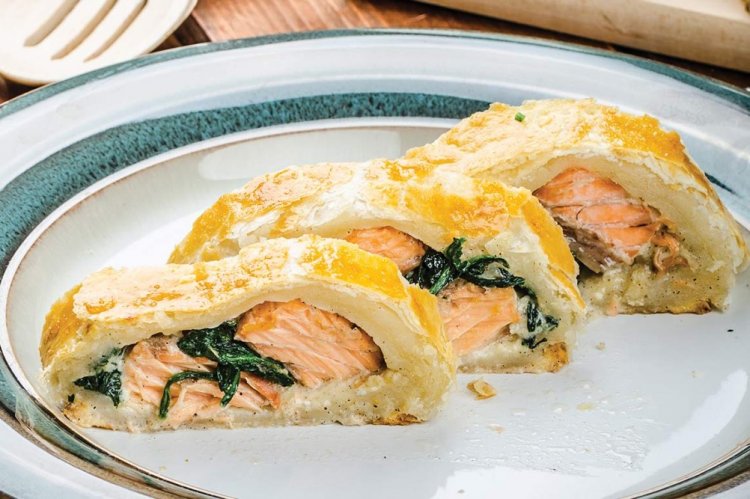 Семга со шпинатом в слоеном тесте