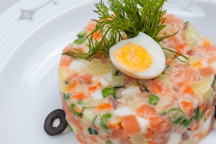 Оливье с запеченной семгой