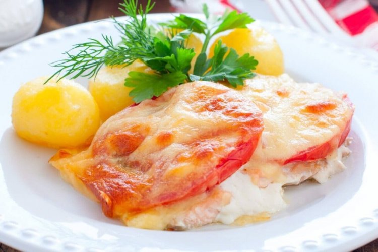 Запеченная семга с помидорами под сыром