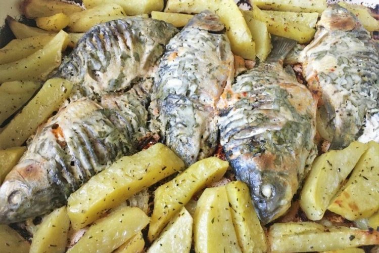 Караси с картошкой в духовке