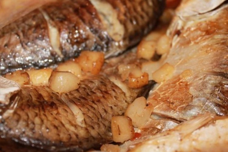 Запеченный карась с салом