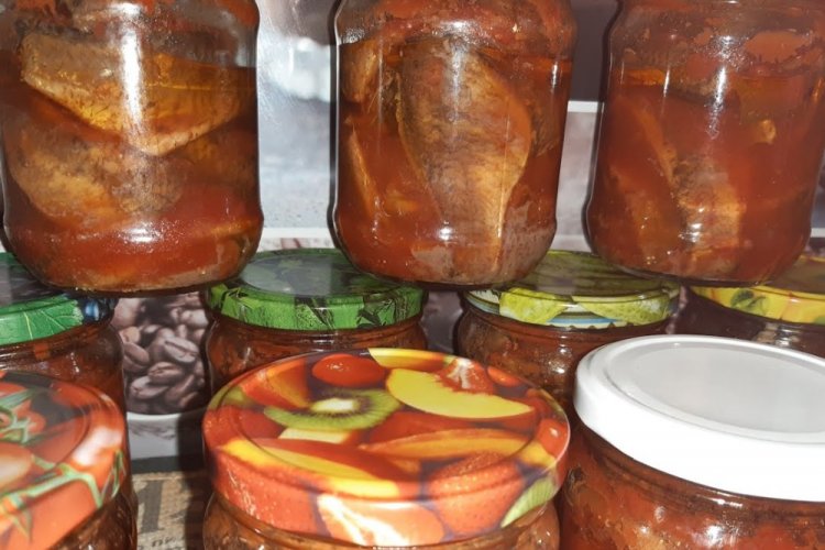 Консервированные караси в томате