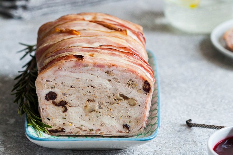 Террин из индейки и кролика с фундуком