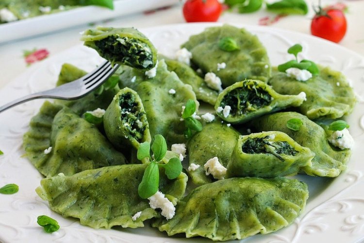 Зеленые вареники с брынзой и шпинатом