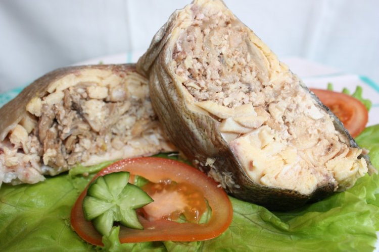 Щука с рисом и грибами в духовке