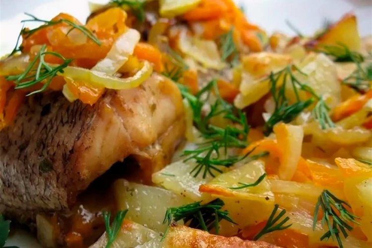 Запеченная щука с овощами в соевом соусе