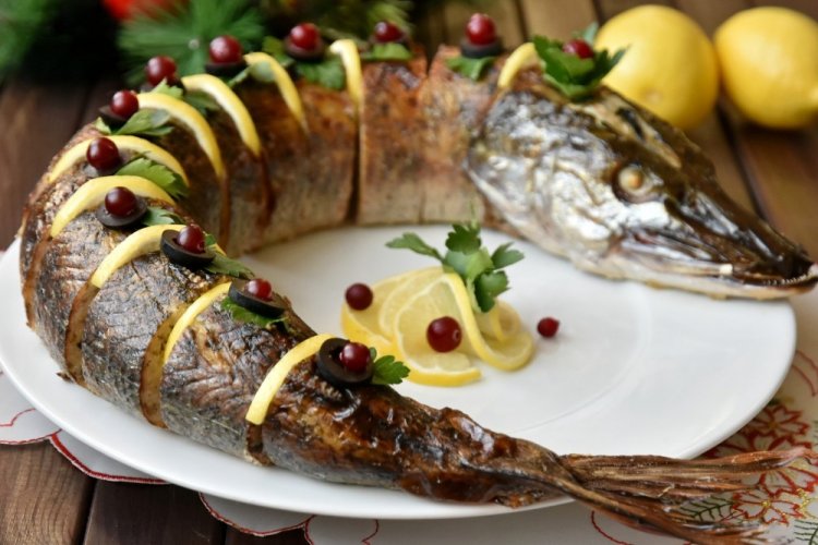 Фаршированная щука с овощами и каперсами