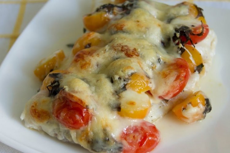 Палтус с помидорами и пармезаном в духовке