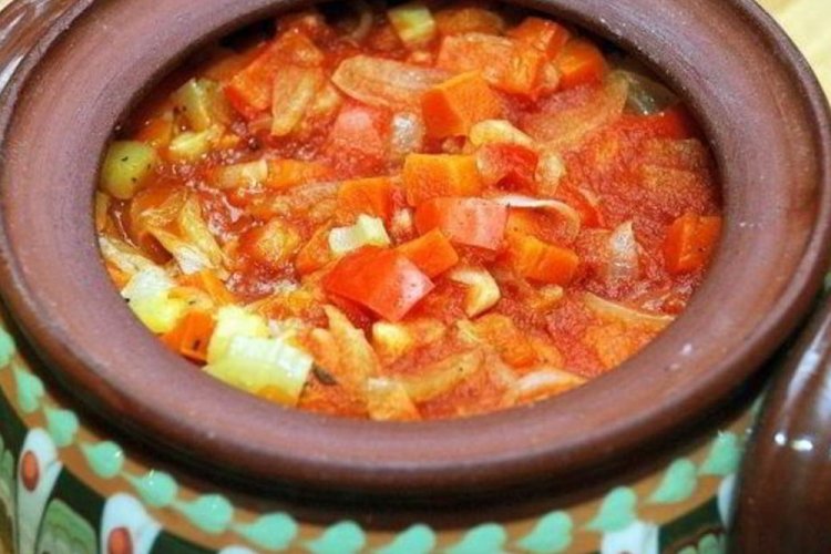 Палтус с овощами в горшочках