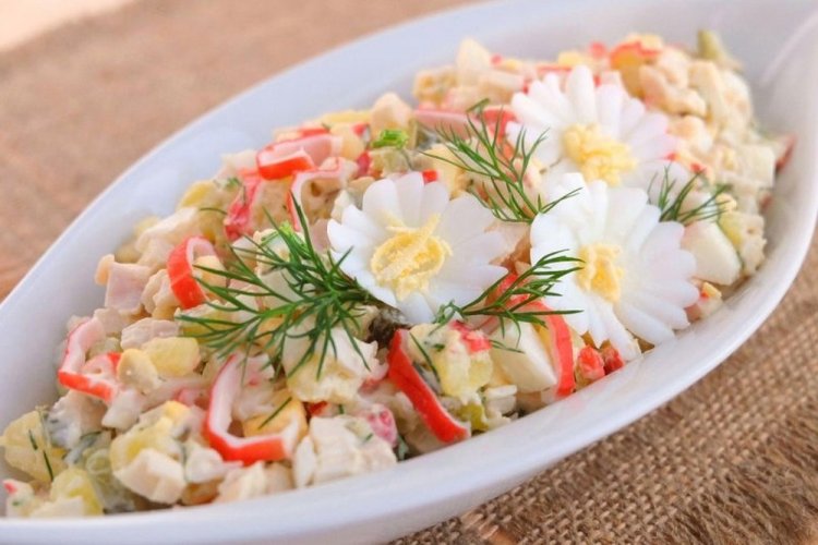 Крабовый салат с картошкой