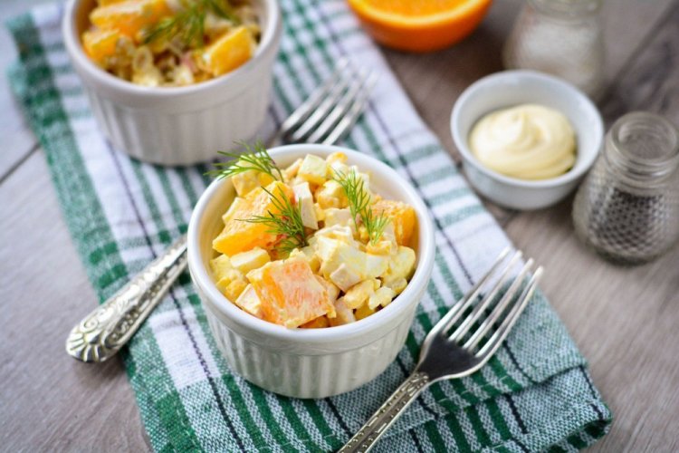Крабовый салат с апельсинами