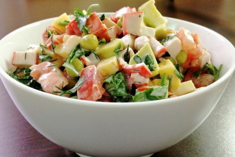 Крабовый салат с авокадо без майонеза