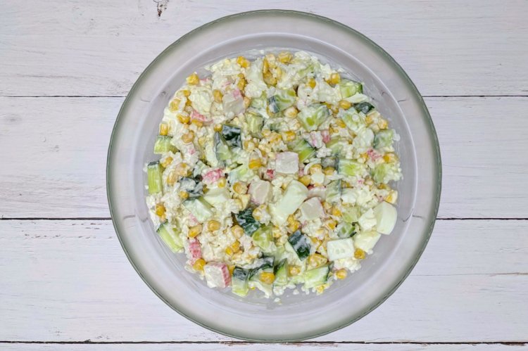 Крабовый салат с рисом и кукурузой