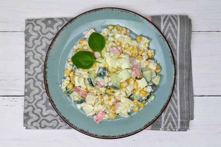 Крабовый салат с рисом и кукурузой