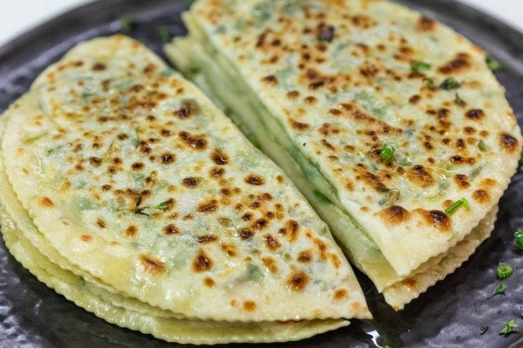 Кутабы с сулугуни и зеленым луком