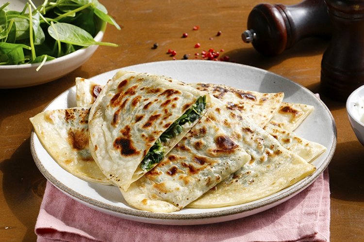 Кутабы с яйцом и зеленью