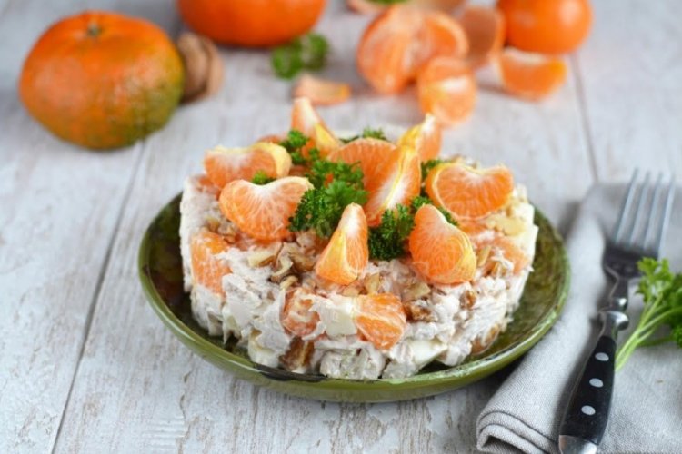 Салат с мандаринами, курицей и сыром