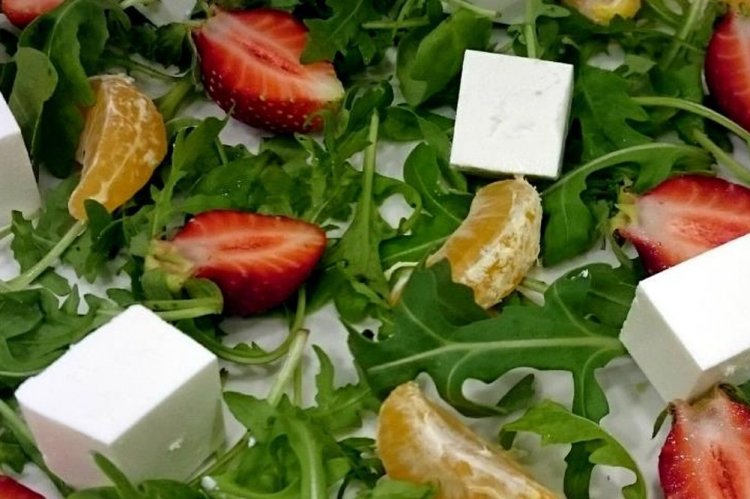 Салат с мандаринами и клубникой