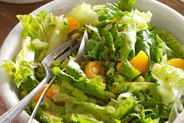 Салат с мандаринами и сельдереем