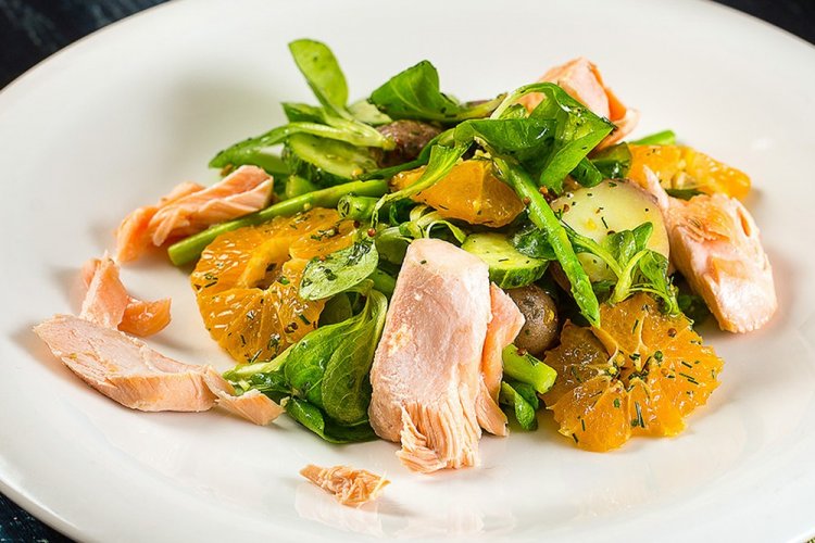 Салат с лососем и мандаринами