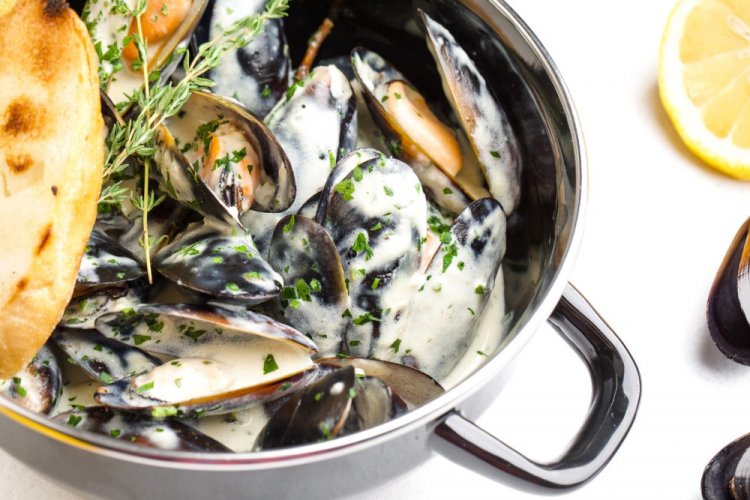 Мидии в раковинах в сливочном соусе