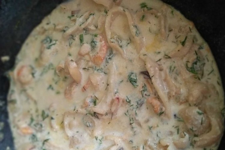 Мидии с кальмарами в сливочно-сырном соусе