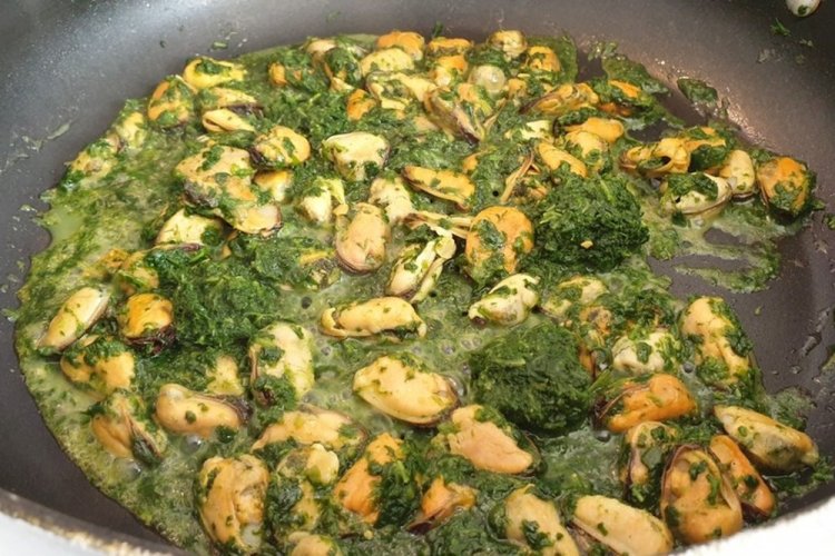 Мидии со шпинатом в сливочном соусе