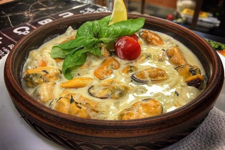 Мидии с овощами в сливочном соусе